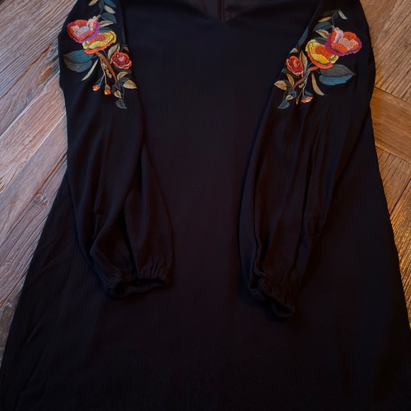 Guess Marciano black dress with embroidered flower sleeves - Picture 3 of 4
